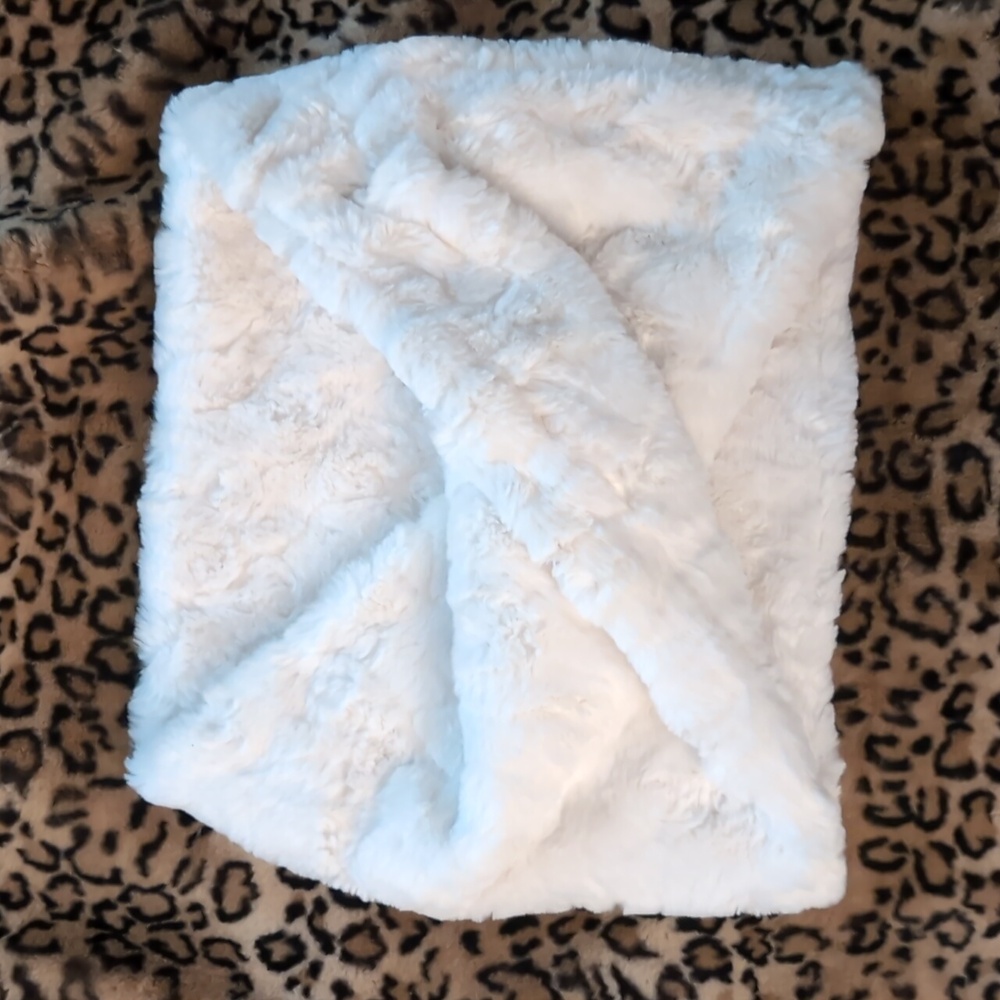 ANTHROPOLOGIE Plush faux-fur infinity scarf